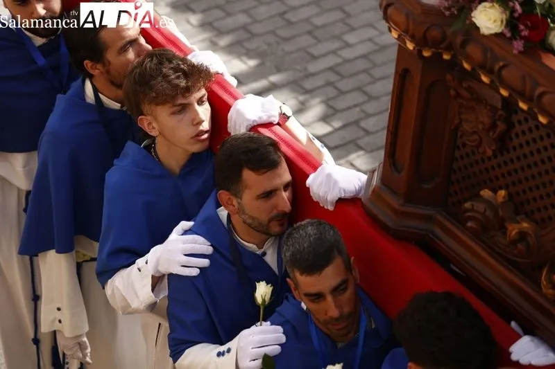 Foto 4 -  Jes&uacute;s Resucitado es recibido por centenares de personas a la salida de la Iglesia de la Vera Cruz 