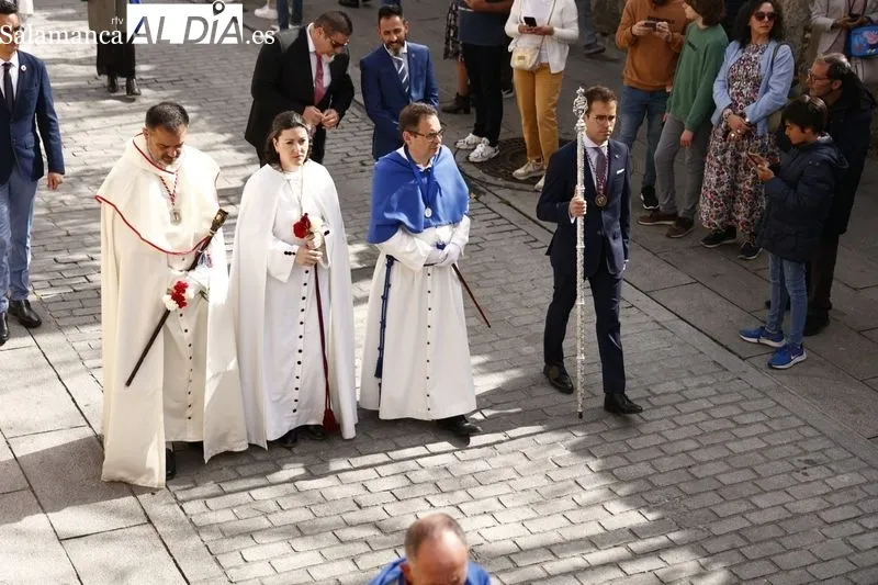 Foto 3 -  Jes&uacute;s Resucitado es recibido por centenares de personas a la salida de la Iglesia de la Vera Cruz 