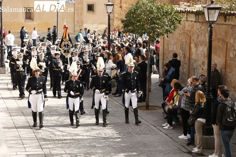 Foto 2 -  Jes&uacute;s Resucitado es recibido por centenares de personas a la salida de la Iglesia de la Vera Cruz 