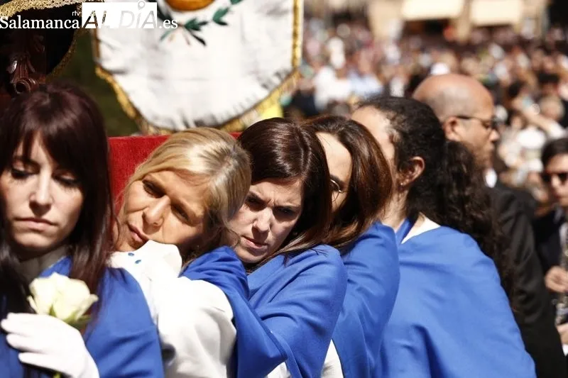 Cofrades en la procesión del Encuentro en el Domingo de Resurrección, en Salamanca. Foto de David Sañudo