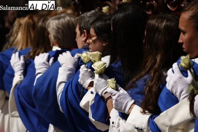 Cofrades en la procesión del Encuentro en el Domingo de Resurrección, en Salamanca. Foto de David Sañudo