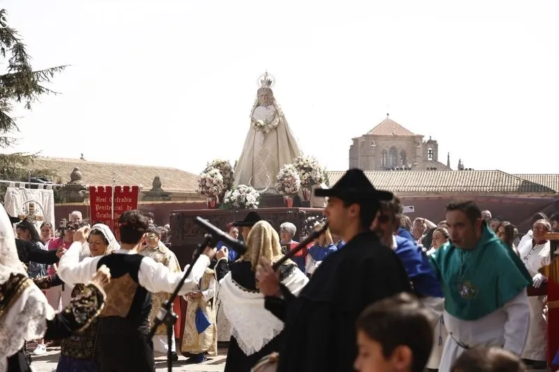 Foto 3 - Emotivo encuentro entre Jes&uacute;s Resucitado y la Se&ntilde;ora de la Alegr&iacute;a y procesi&oacute;n conjunta para por fin a la Semana Santa