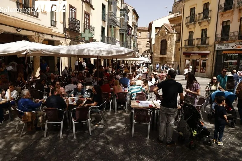 Foto 28 - Buen tiempo y gran ambiente en el centro de Salamanca para despedir la Semana Santa
