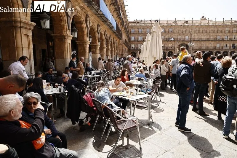 Foto 10 - Buen tiempo y gran ambiente en el centro de Salamanca para despedir la Semana Santa