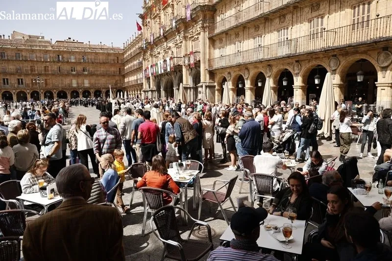 Foto 9 - Buen tiempo y gran ambiente en el centro de Salamanca para despedir la Semana Santa