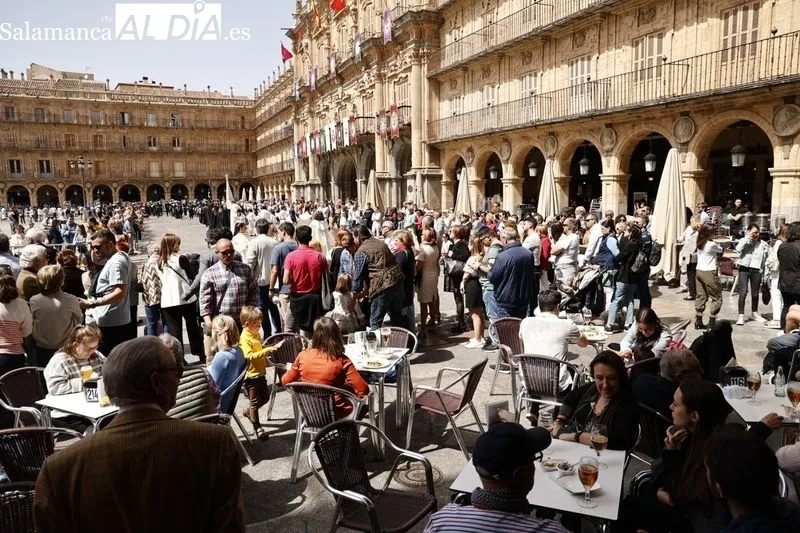 Foto 8 - Buen tiempo y gran ambiente en el centro de Salamanca para despedir la Semana Santa