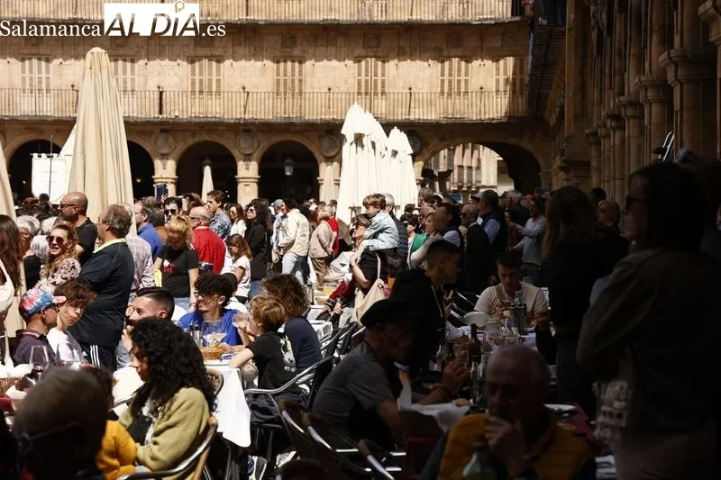 Foto 6 - Buen tiempo y gran ambiente en el centro de Salamanca para despedir la Semana Santa
