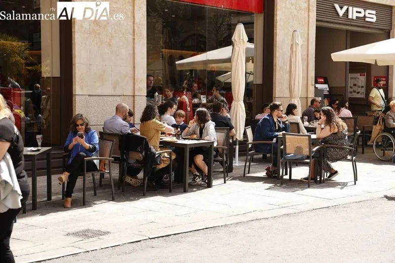 Foto 4 - Buen tiempo y gran ambiente en el centro de Salamanca para despedir la Semana Santa
