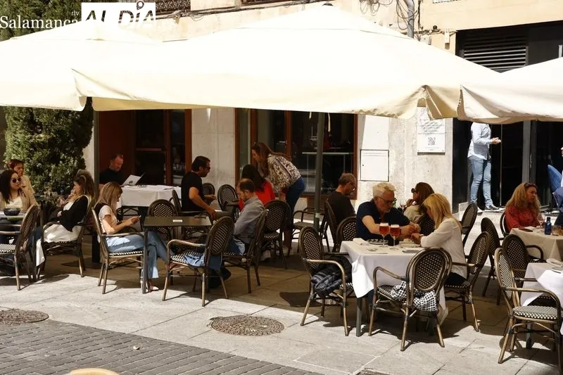 Foto 3 - Buen tiempo y gran ambiente en el centro de Salamanca para despedir la Semana Santa