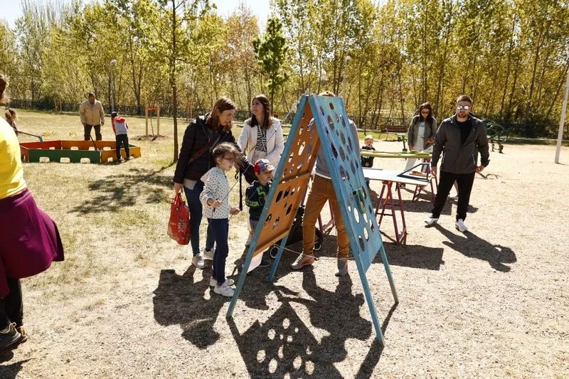 Juegos y actuaciones en el parque Elio Antonio de Nebrija. Fotos: David Sañudo