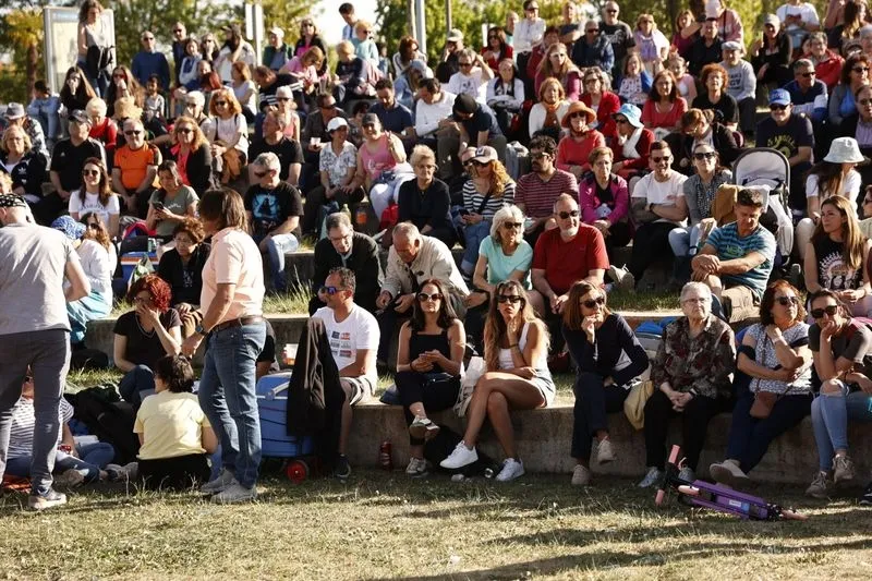 Foto 34 - Mayalde pone el ritmo al Lunes de Aguas con su m&uacute;sica en el parque Elio Antonio de Nebrija