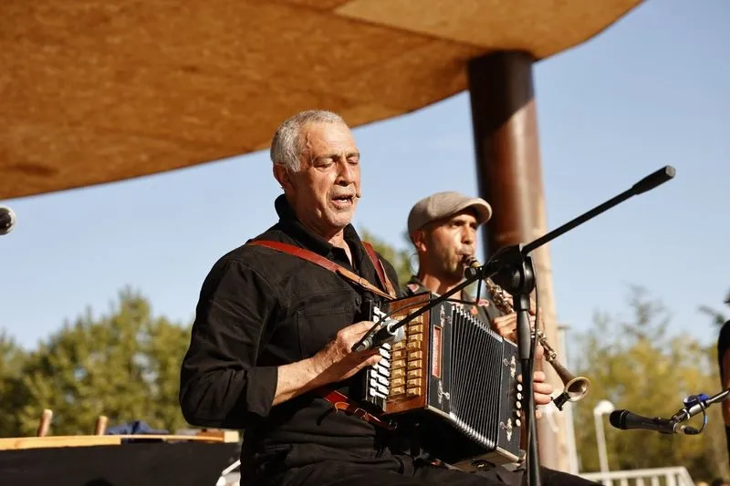 Foto 23 - Mayalde pone el ritmo al Lunes de Aguas con su m&uacute;sica en el parque Elio Antonio de Nebrija