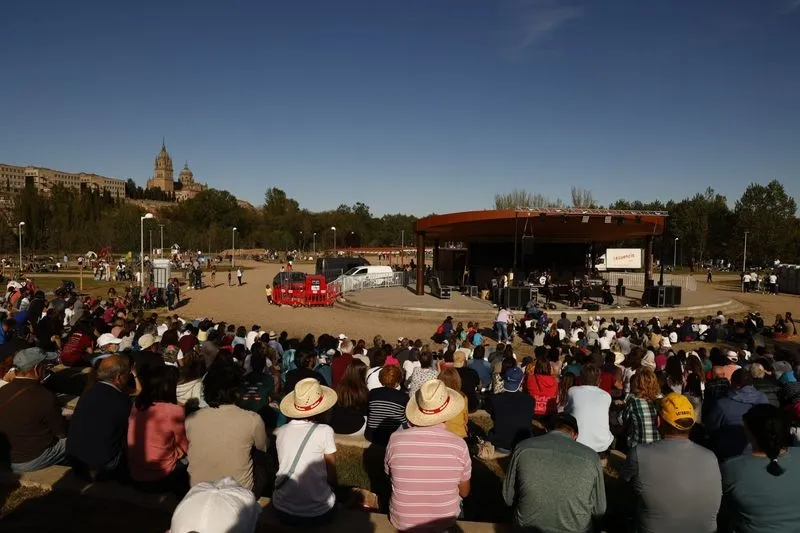 Foto 21 - Mayalde pone el ritmo al Lunes de Aguas con su m&uacute;sica en el parque Elio Antonio de Nebrija