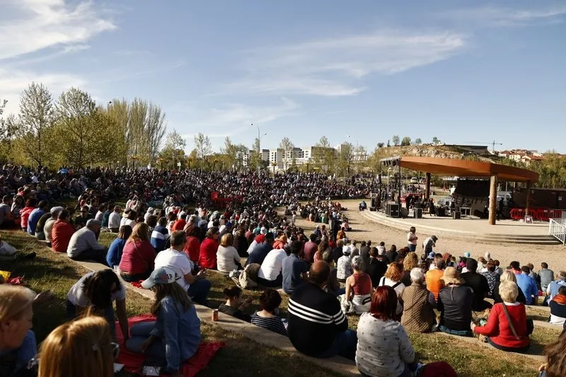 Foto 19 - Mayalde pone el ritmo al Lunes de Aguas con su m&uacute;sica en el parque Elio Antonio de Nebrija