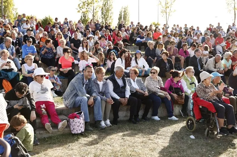 Foto 18 - Mayalde pone el ritmo al Lunes de Aguas con su m&uacute;sica en el parque Elio Antonio de Nebrija