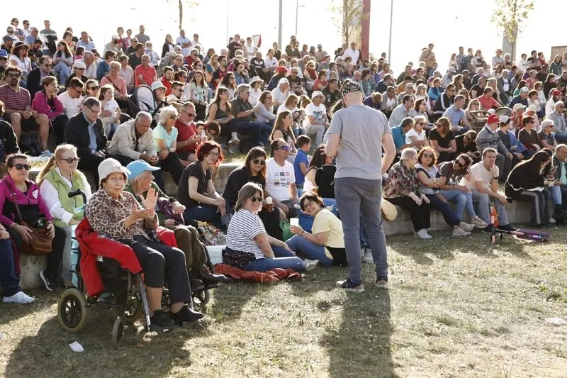 Foto 17 - Mayalde pone el ritmo al Lunes de Aguas con su m&uacute;sica en el parque Elio Antonio de Nebrija