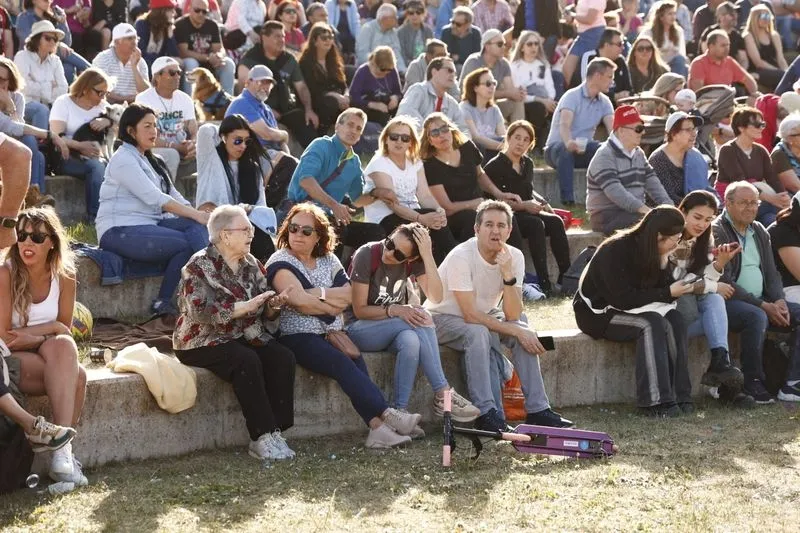 Foto 16 - Mayalde pone el ritmo al Lunes de Aguas con su m&uacute;sica en el parque Elio Antonio de Nebrija