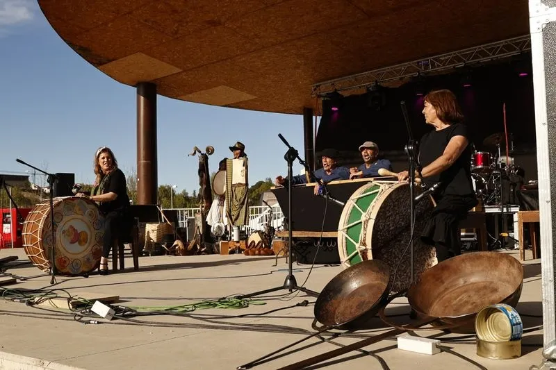 Foto 10 - Mayalde pone el ritmo al Lunes de Aguas con su m&uacute;sica en el parque Elio Antonio de Nebrija
