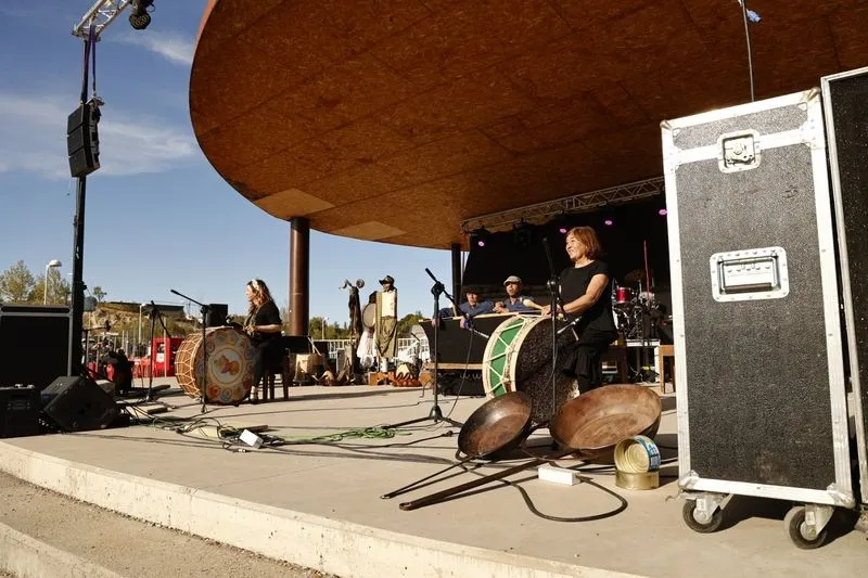 Foto 9 - Mayalde pone el ritmo al Lunes de Aguas con su m&uacute;sica en el parque Elio Antonio de Nebrija