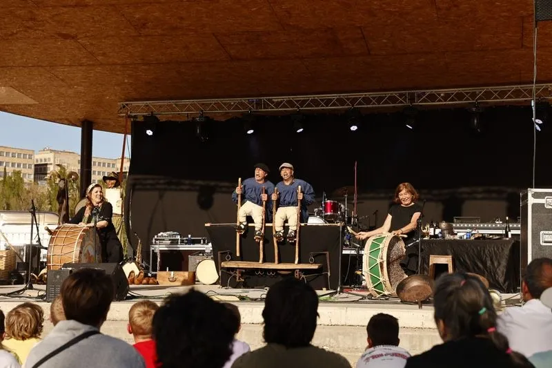 Foto 6 - Mayalde pone el ritmo al Lunes de Aguas con su m&uacute;sica en el parque Elio Antonio de Nebrija