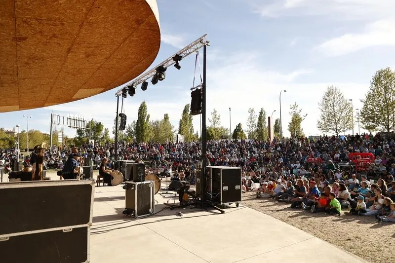 Foto 4 - Mayalde pone el ritmo al Lunes de Aguas con su m&uacute;sica en el parque Elio Antonio de Nebrija