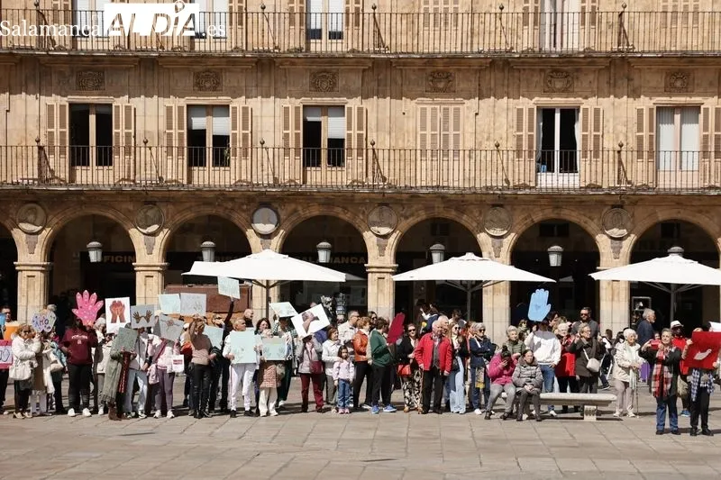 Foto 16 - El Abrazo a la Plaza Mayor llega gracias a una nueva iniciativa de Manos Unidas