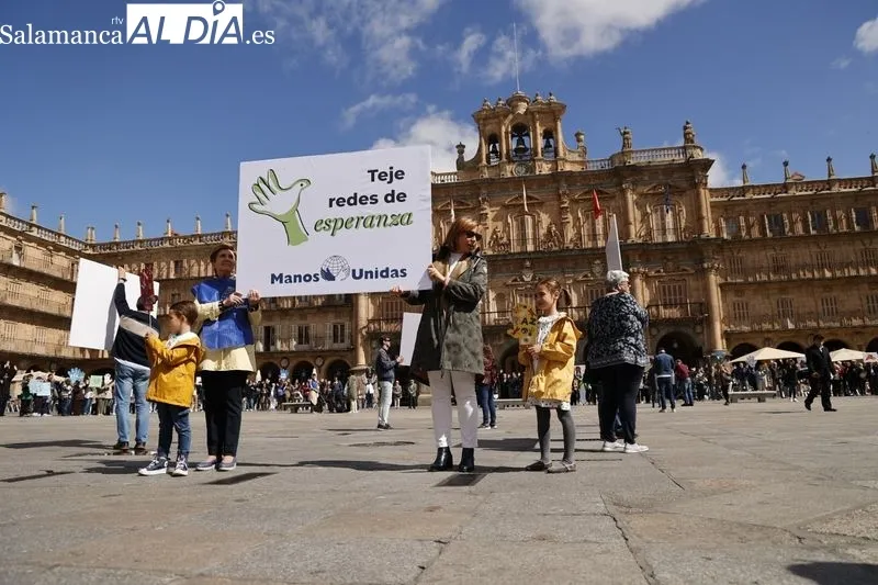 Foto 11 - El Abrazo a la Plaza Mayor llega gracias a una nueva iniciativa de Manos Unidas