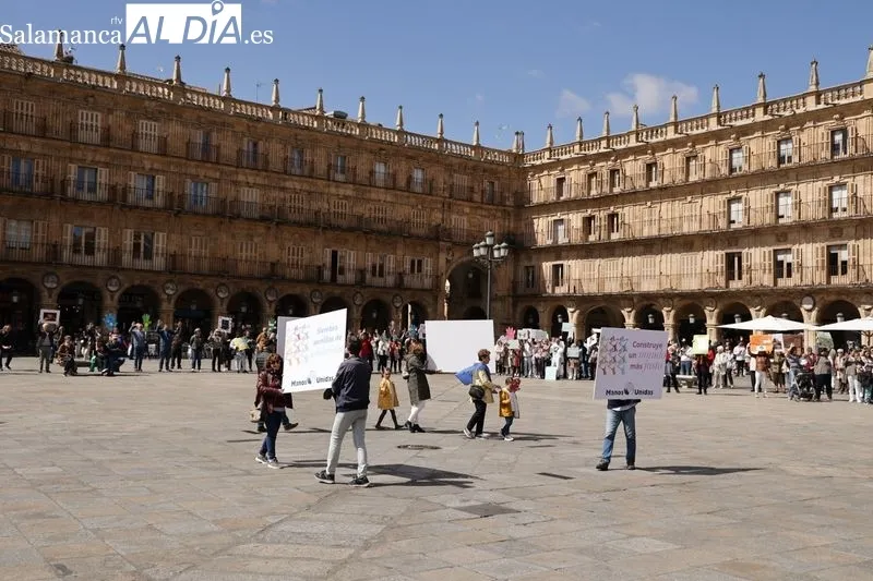 Foto 9 - El Abrazo a la Plaza Mayor llega gracias a una nueva iniciativa de Manos Unidas