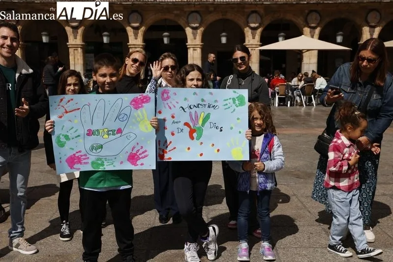 Foto 4 - El Abrazo a la Plaza Mayor llega gracias a una nueva iniciativa de Manos Unidas