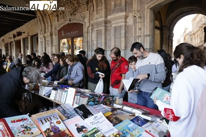 Foto 49 - El D&iacute;a del Libro llena de cultura la Plaza Mayor 