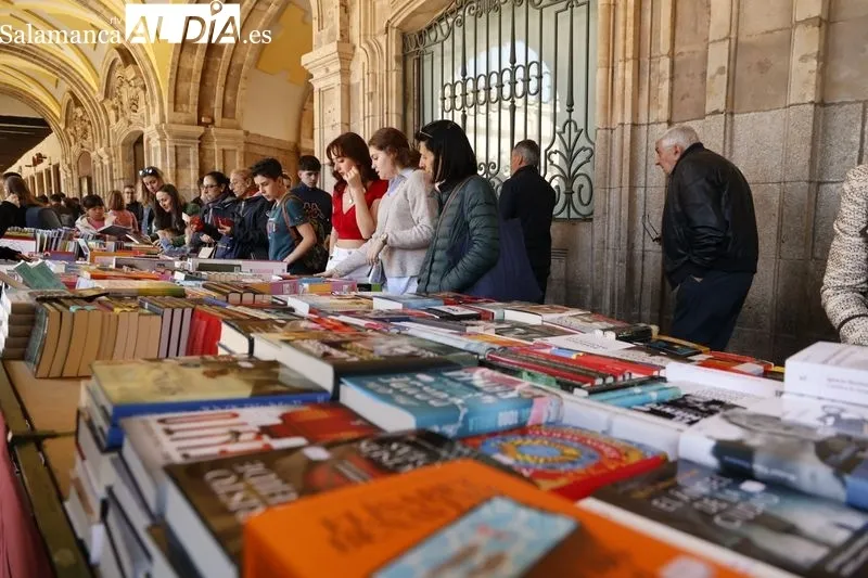 Foto 48 - El D&iacute;a del Libro llena de cultura la Plaza Mayor 