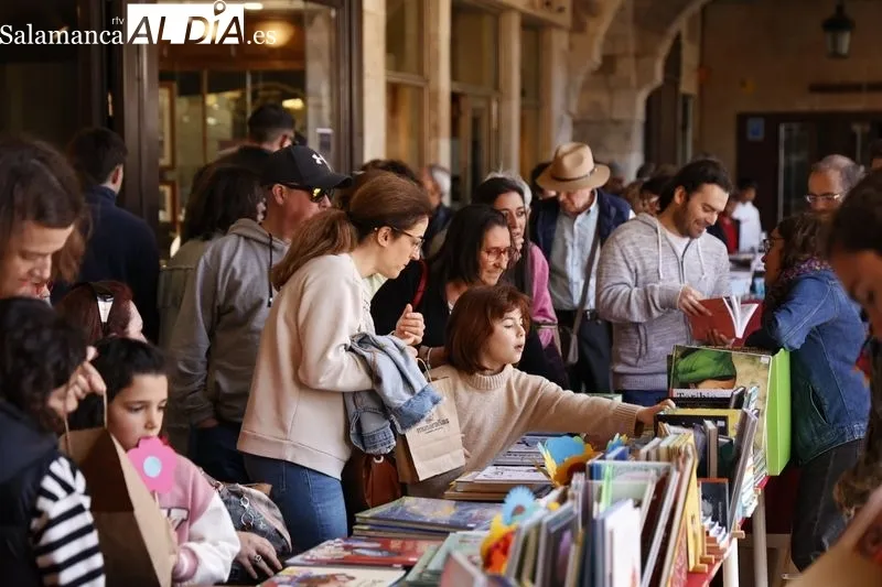 Foto 47 - El D&iacute;a del Libro llena de cultura la Plaza Mayor 
