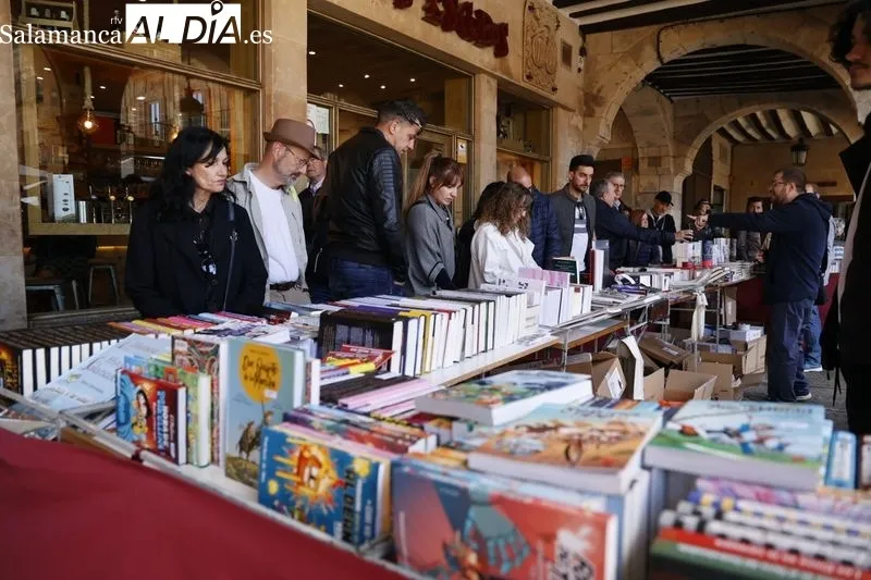 Foto 45 - El D&iacute;a del Libro llena de cultura la Plaza Mayor 