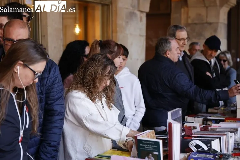 Foto 44 - El D&iacute;a del Libro llena de cultura la Plaza Mayor 