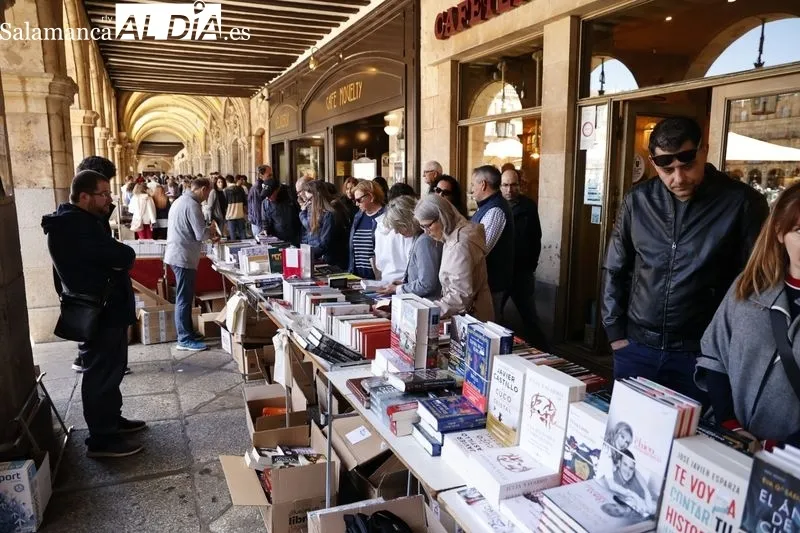 Foto 42 - El D&iacute;a del Libro llena de cultura la Plaza Mayor 