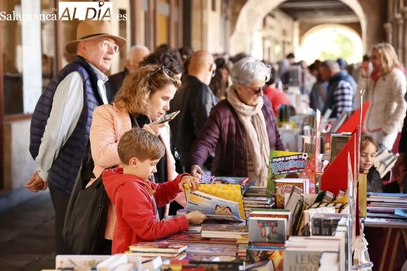 Foto 41 - El D&iacute;a del Libro llena de cultura la Plaza Mayor 