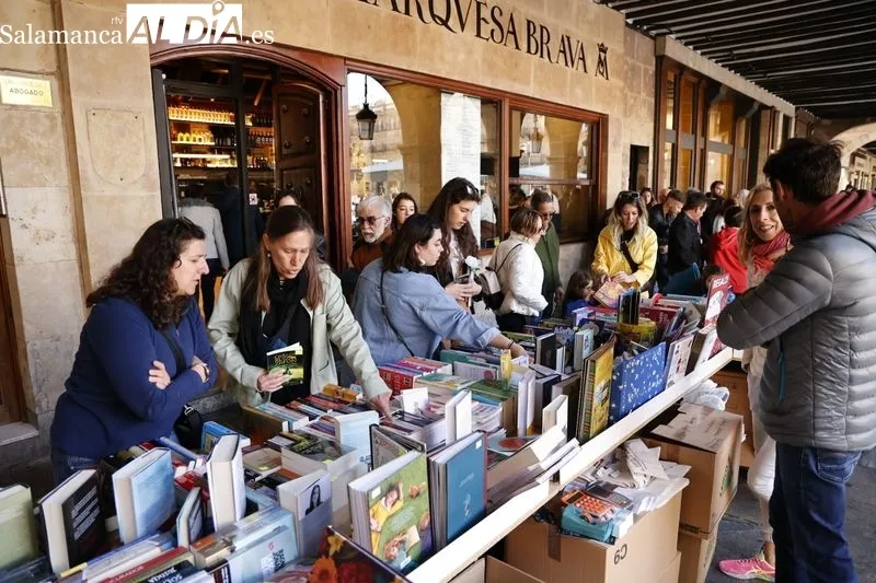 Foto 40 - El D&iacute;a del Libro llena de cultura la Plaza Mayor 