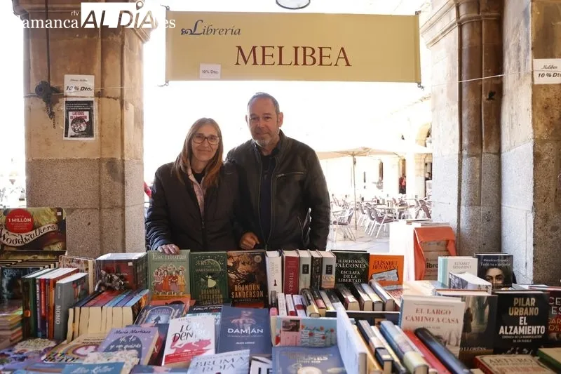 Foto 38 - El D&iacute;a del Libro llena de cultura la Plaza Mayor 