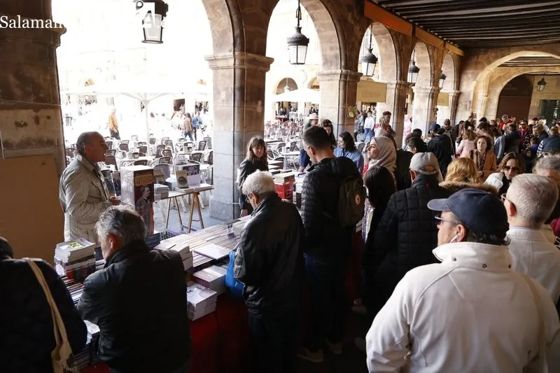 Foto 36 - El D&iacute;a del Libro llena de cultura la Plaza Mayor 