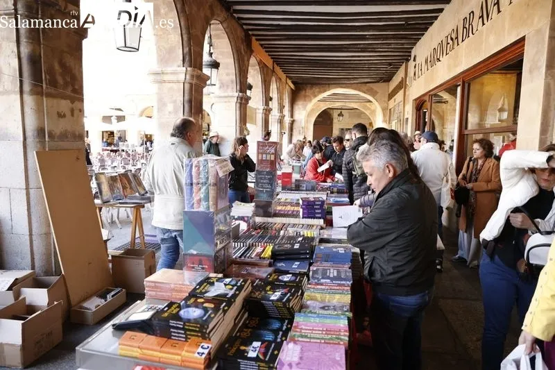 Foto 35 - El D&iacute;a del Libro llena de cultura la Plaza Mayor 