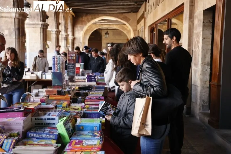 Foto 34 - El D&iacute;a del Libro llena de cultura la Plaza Mayor 