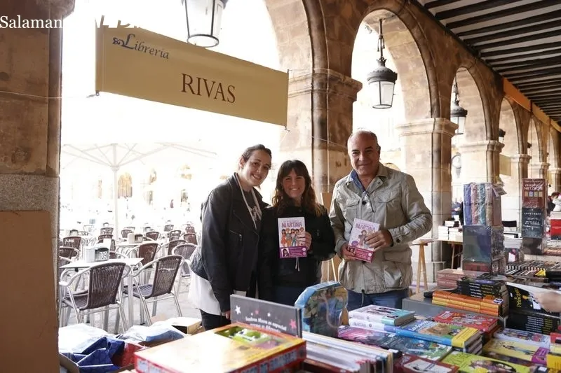 Foto 33 - El D&iacute;a del Libro llena de cultura la Plaza Mayor 