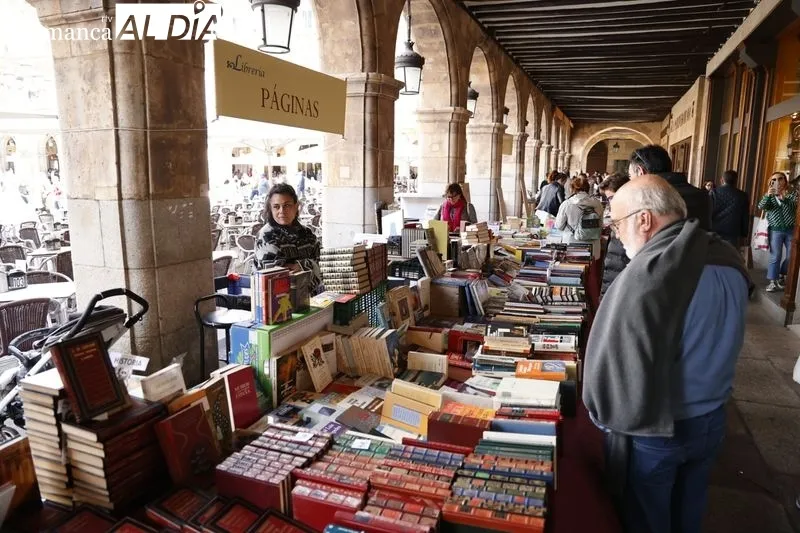 Foto 32 - El D&iacute;a del Libro llena de cultura la Plaza Mayor 