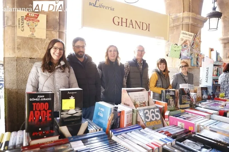 Foto 20 - El D&iacute;a del Libro llena de cultura la Plaza Mayor 