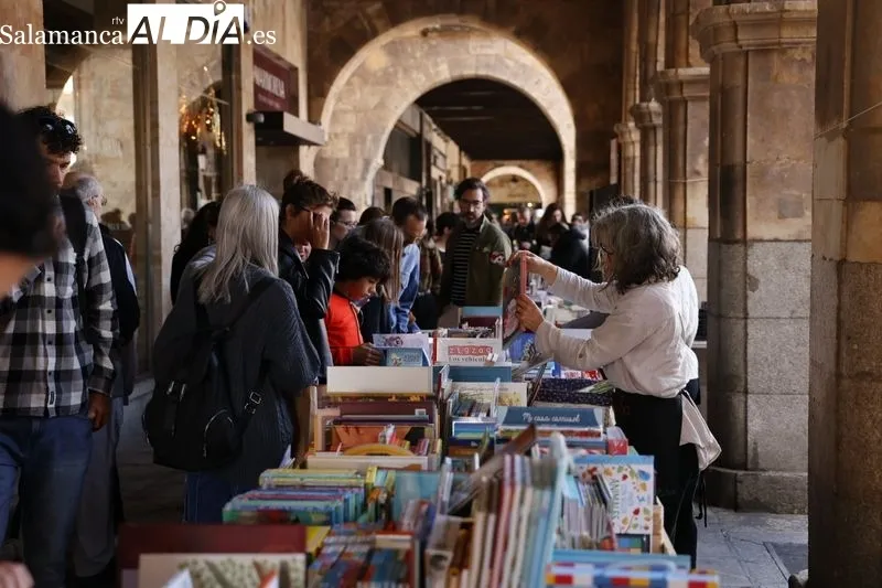 Foto 18 - El D&iacute;a del Libro llena de cultura la Plaza Mayor 