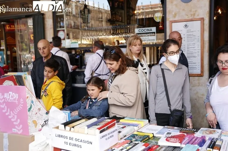 Foto 15 - El D&iacute;a del Libro llena de cultura la Plaza Mayor 