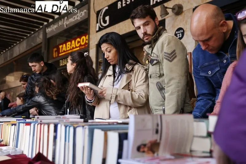 Foto 14 - El D&iacute;a del Libro llena de cultura la Plaza Mayor 