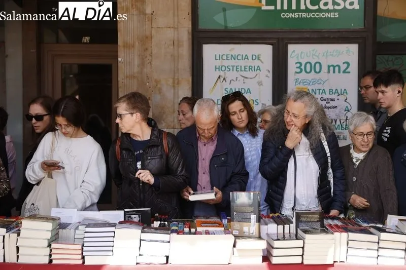 Foto 13 - El D&iacute;a del Libro llena de cultura la Plaza Mayor 