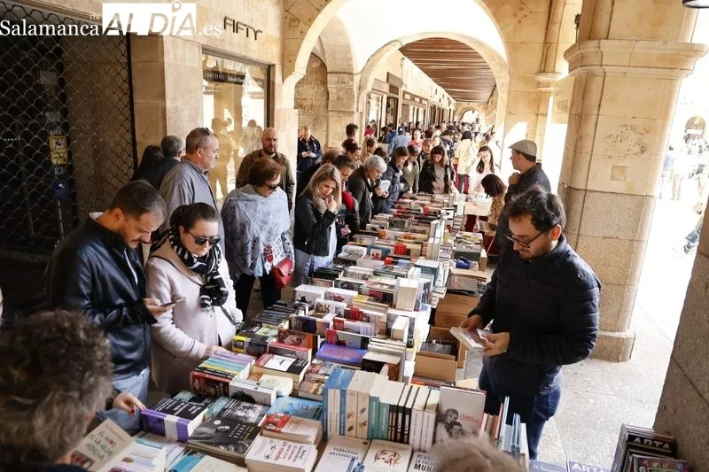 Foto 10 - El D&iacute;a del Libro llena de cultura la Plaza Mayor 