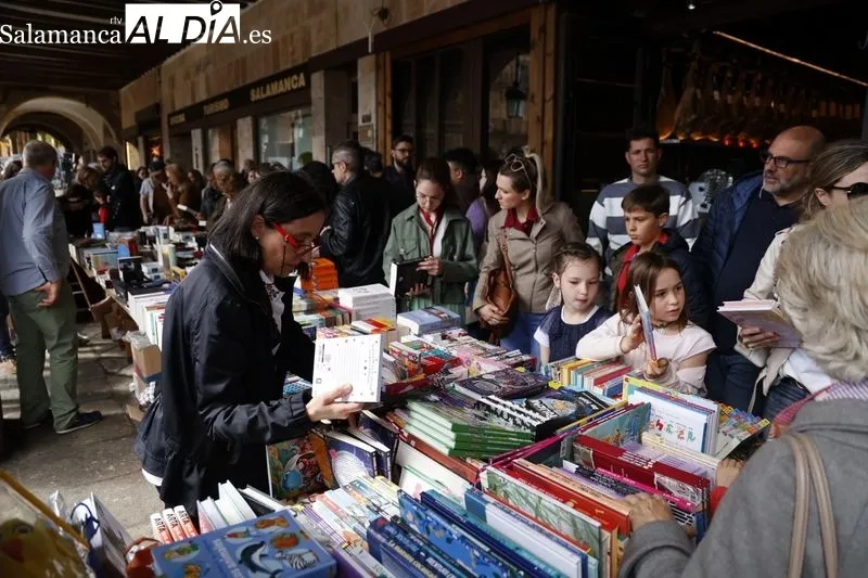 Foto 6 - El D&iacute;a del Libro llena de cultura la Plaza Mayor 